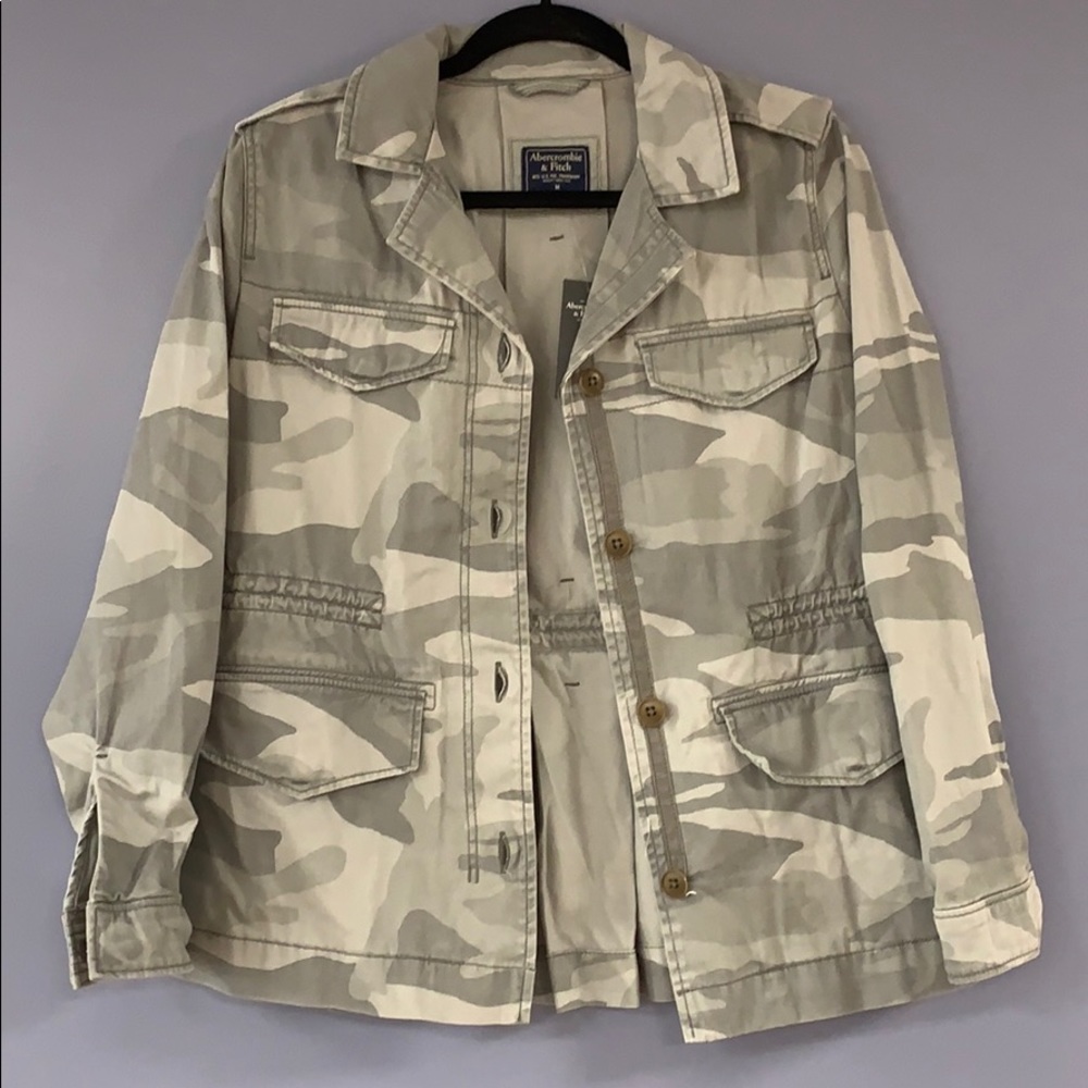 Women’s Shirt Jacket in Light Olive Green Camo
